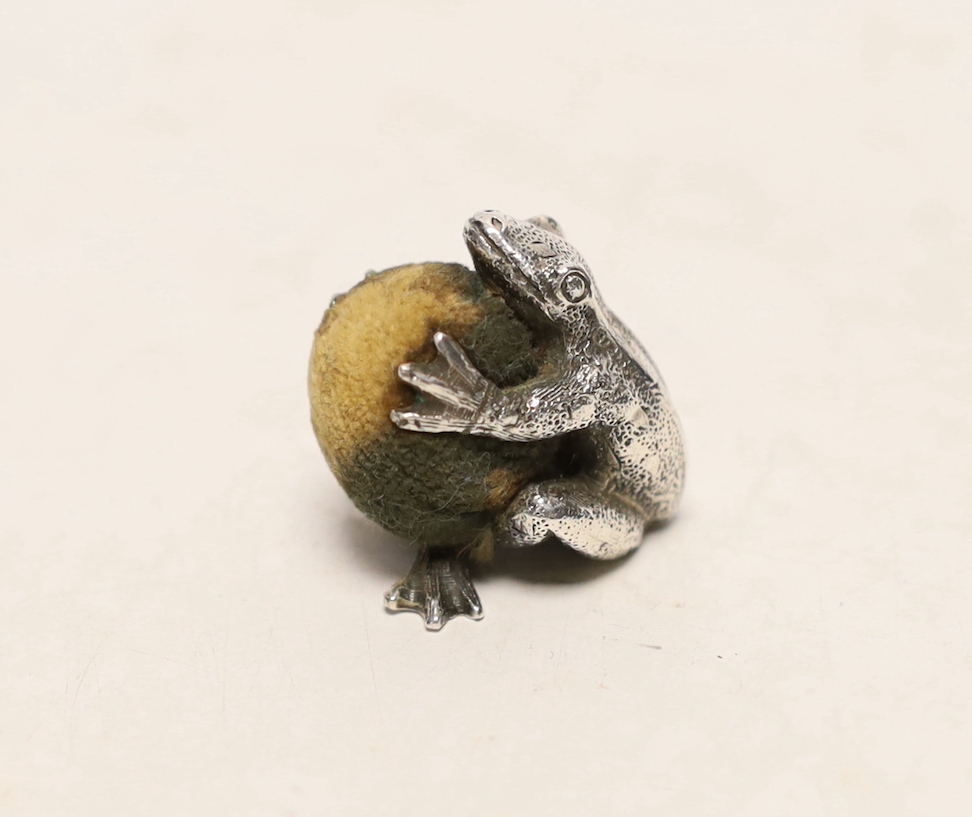 A novelty 925 pin cushion, modelled as a toad embracing the cushion, 28mm.